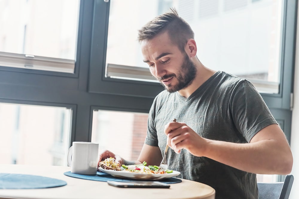 Five ways to eat more healthy_05.26 Person eating healthy meal